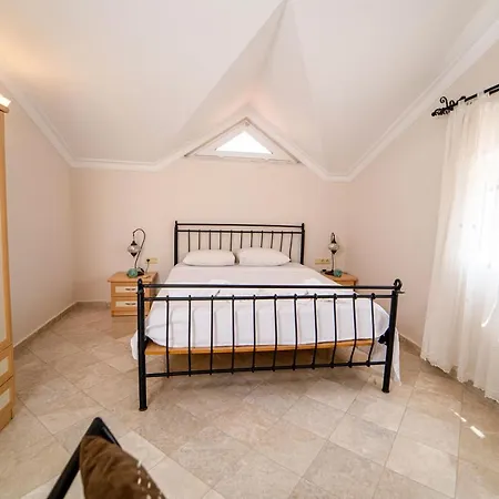 Seaside Residence, Hancer, Denize Sifir 4 Yatak Odali, 8 Kisilik ,ortak Havuzlu Villa,